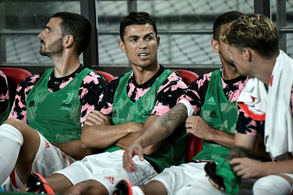 البرتغالي كريستيانو رونالدو على مقاعد البدلاء في المباراة الودية ضد نجوم الدوري الكوري الجنوبي