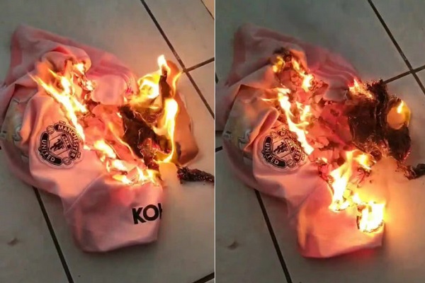 مشجع يحرق قميص مانشستر يونايتد احتجاجاً على تواضع التعاقدات الصيفية