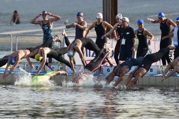 سباحون يقفزون في المياه مع انطلاق سباق اختباري تحضيرا لأولمبياد طوكيو 2020