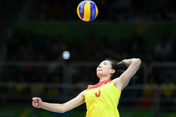 الصينية يانغ فانغجو ترسل الكرة في نهائي اولمبياد ريو 2016