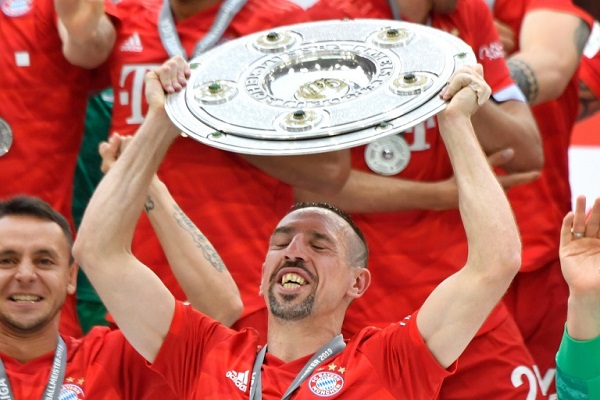 فرانك ريبيري يرفع درع بطولة الدوري الألماني بعد فوز بايرن ميونيخ على إينتراخت فرانكفورت السبت 18 أيار/مايو 2019 