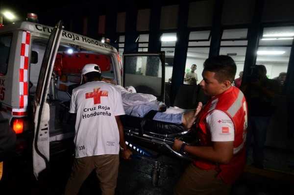 مسعفون ينقلون جريحا إلى المستشفى في تيغوسيغالبا عاصمة هندوراس في 17 آب/اغسطس 2019، في اعقاب اشتباك مشجعيّ فريقي اوليمبيا ومتواغوا الغريمين التقليديين المحليين.