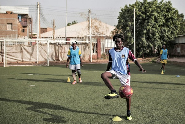 لاعبة تتدرب على ملعب اصطناعي في الخرطوم عاصمة السودان. وقد اعلن الاتحاد السوداني لكرة القدم انطلاق دوري للسيدات في الاسبوع الاول من ايلول/سبتمبر المقبل 