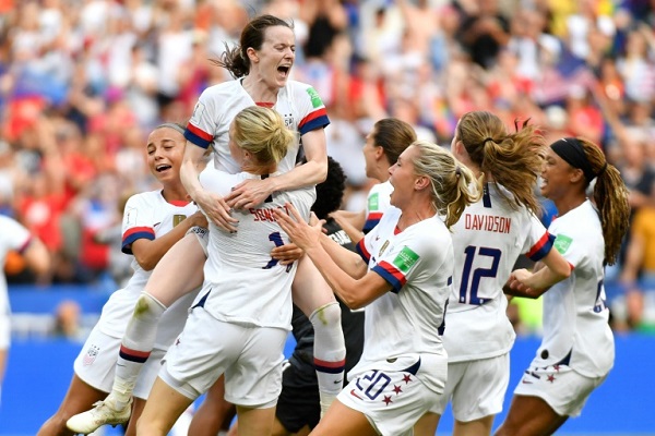 لاعبات الولايات المتحدة تحتفلن باحتفاظهن بلقب كأس العالم عقب فوزهن على هولندا 2-صفر في المباراة النهائية في ليون الفرنسية 