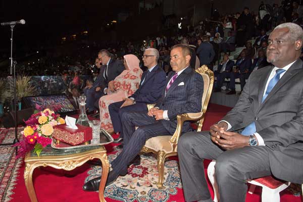 الأمير مولاي رشيد لدى ترؤسه الافتتاح الرسمي للألعاب الأفريقية في الرباط وبدا إلى جانبه موسى فاكي محمد رئيس مفوضية الاتحاد الأفريقي