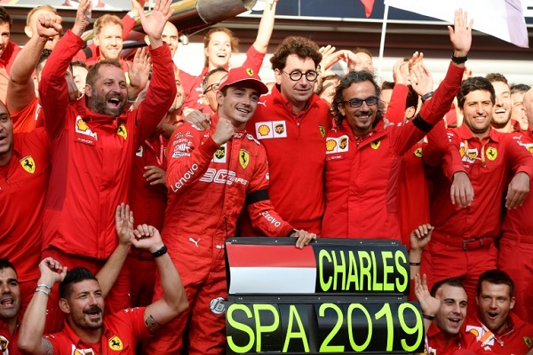 السائق شارل لوكلير من موناكو يحتفل بفوزه بجائزة بلجيكا الكبرى،المرحلة 13 من بطولة العالم للفورمولا واحد، مع فريقه فيراري 