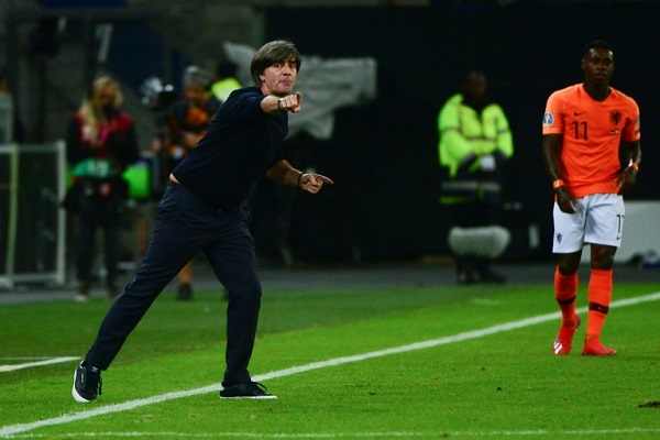 مدرب المنتخب الألماني يواكيم لوف يوجه لاعبيه خلال المباراة ضد هولندا ضمن التصفيات المؤهلة الى كأس أوروبا 2020 