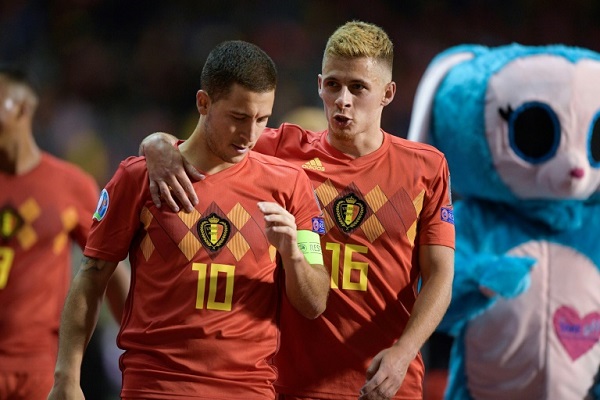 الشقيقان إدين وثورغان هازارد خلال مباراة بلجيكا مع كازخستان في تصفيات كأس أوروبا 2020 