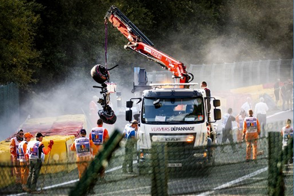 مشهد اصطدام سيارة الفرنسي بجدار على حلبة سبا الشهيرة، أعاد التذكير بترابط أزلي بين السرعة واحتمال الموت