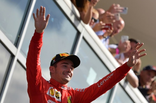 سائق فيراري شارل لوكلير يحتفل بفوزه في جائزة إيطاليا الكبرى، في الثامن من أيلول/سبتمبر 2019.