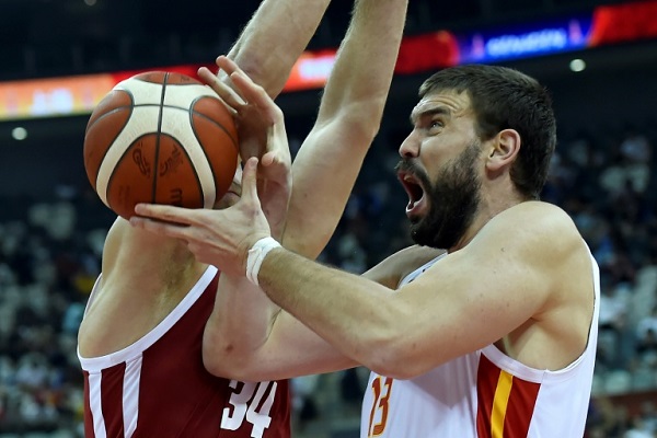 الإسباني مارك غاسول خلال مباراة منتخب بلاده ضد بولندا في نهائيات كأس العالم لكرة السلة