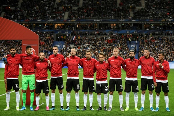 لاعبو المنتخب الألباني خلال عزف النشيدين الوطنيين قبل مباراتهم ضد فرنسا ضمن تصفيات كأس أوروبا 2020