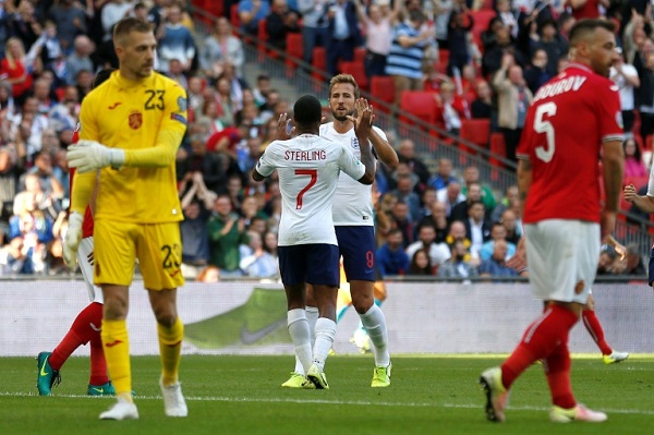 مهاجم منتخب انكلترا رحيم سترلينغ (رقم 7) محتفلا مع زميله هاري كاين بعد افتتاح الاخير التسجيل في مرمى بلغاريا في تصفيات كأس اوروبا 