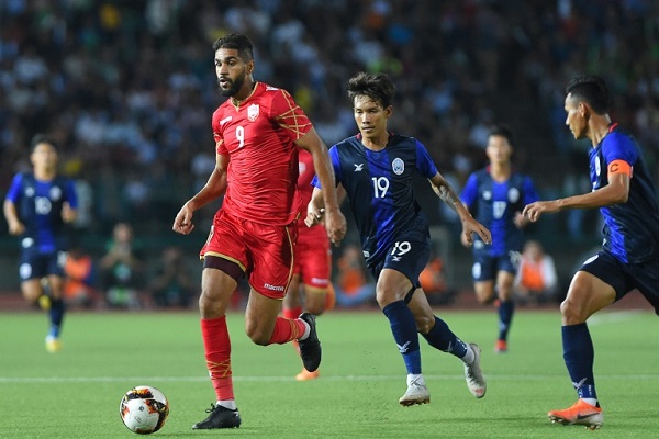 المهاجم البحريني عبدالله يوسف خلال المباراة ضد كمبوديا في الجولة الثانية من التصفيات المزدوجة لكأس اسيا 2023 ومونديال 2022 