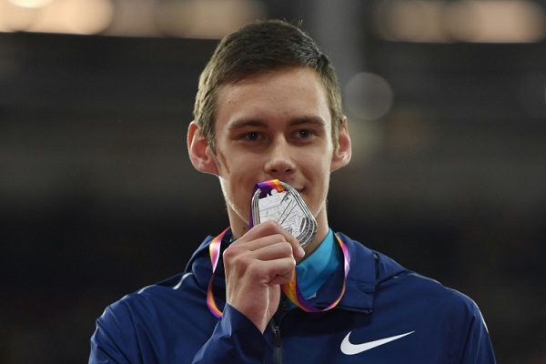 دانييل لييسينكو يرفع ميداليته الفضية في القفز العالي في بطولة العالم لألعاب القوى عام 2017 في لندن.