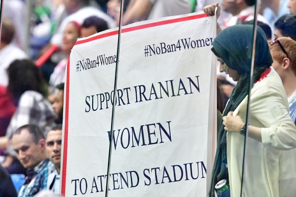صورة لنساء يحملن لوحة كتب عليها 