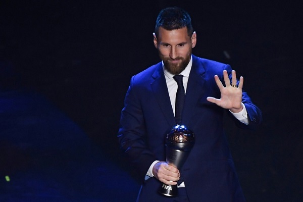 ميسي بعد تتويجه بجائزة أفضل لاعب في العالم من قبل فيفا في ميلانو