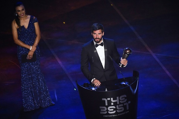 البرازيلي أليسون بيكر متسلما جائزة أفضل حارس مرمى في العالم في حفل جوائز الفيفا المقام في مدينة ميلانو الإيطالية 
