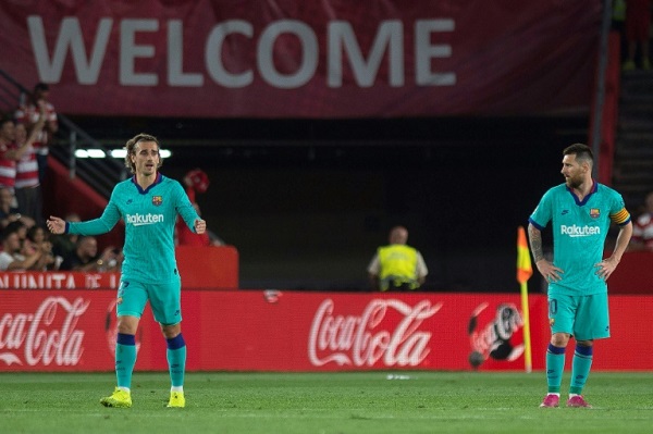 صورة لمهاجمي برشلونة ليونيل ميسي انطوان غريزمان عقب استقبال شباك فريقهما لهدف في المباراة ضد غرناطة