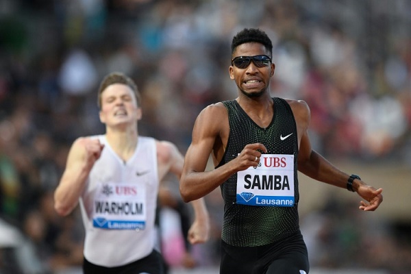 العداء القطري عبد الرحمن صمبا (يمين) متقدما منافسه النروجي كارستن وارهولم خلال في سباق 400 م حواجز خلال لقاء لوزان الماسي