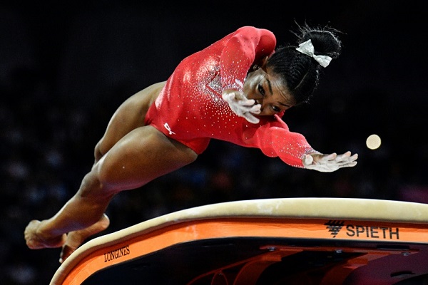 بايلز تعادل الرقم القياسي لميداليات بطولة العالم في الجمباز