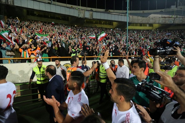 لاعبو المنتخب الإيراني لكرة القدم يحييون المشجعات في ملعب آزادي في طهران، بعد الفوز على كمبوديا في التصفيات الآسيوية 