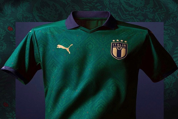 إيطاليا بقميص أخضر رمزا للتجديد