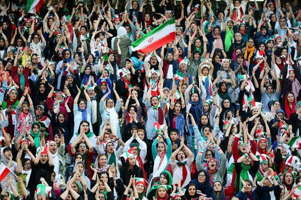 مشجعات ايرانيات يتابعن مباراة منتخب بلادهن مع كمبوديا في ملعب 