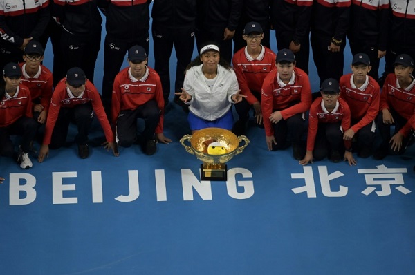 اليابانية ناومي أوساكا تلتقط صورا تذكارية بعد فوزها بلقب دورة بكين الصينية، في السادس من تشرين الأول/أكتوبر 2019.