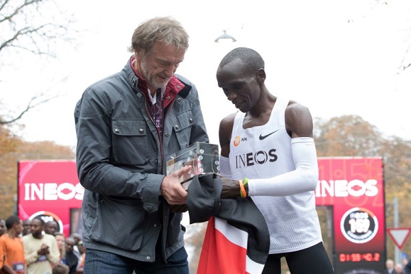 كان الثري البريطاني جيم راتكليف (يسار) بانتظار الكيني إيليود كيبتشوغي بعد انجاز تحطيمه حاجز الساعتين في الماراتون.