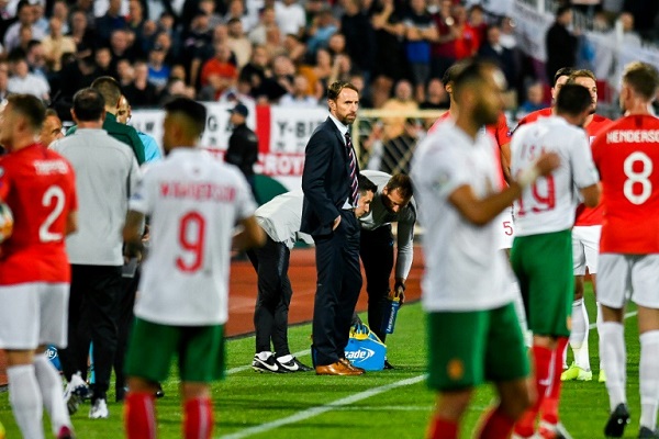 توقفت مباراة بلغاريا وضيفتها انكلترا الاثنين بسبب هتافات عنصرية