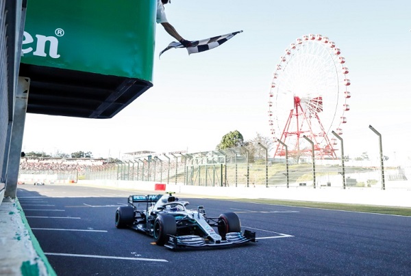 سائق مرسيدس الفنلندي فالتيري بوتاس يعبر خط النهاية في سباق جائزة اليابان الكبرى في 13 تشرين الأول/أكتوبر 2019.