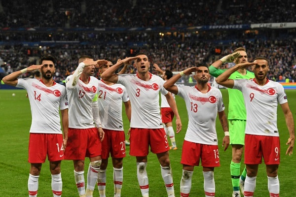 لاعبو تركيا يحتفلون بالقاء التحية العسكرية