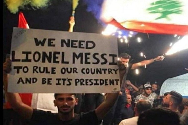 متظاهرو لبنان يطلبون ميسي رئيساً 