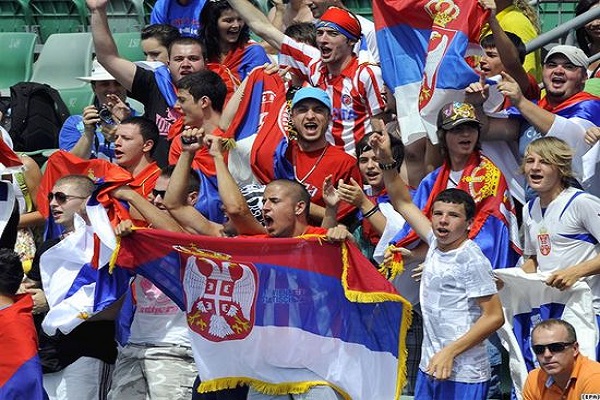 صربيا تخوض مباراة بدون جماهير بسبب تصرفات عنصرية من جماهيرها