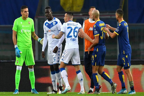 بالوتيلي يهدد بترك الملعب بعد إساءة عنصرية في فيرونا