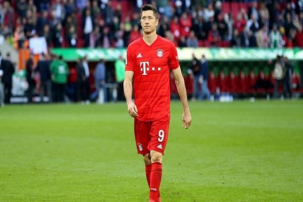 ليفاندوفسكي يحتاج إلى عملية جراحية في أعلى الفخذ