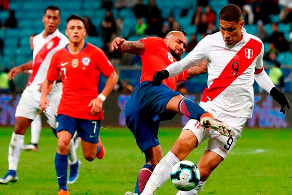 لاعبو تشيلي يرفضون خوض ودية في البيرو بسبب الأزمة الاجتماعية