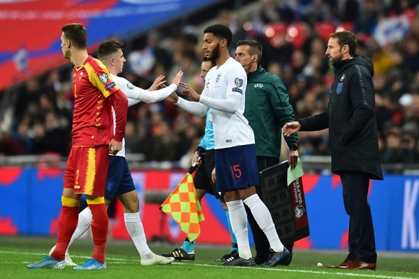 جو غوميز (الى اليمين) لدى دخوله بدلا من مايسون ماونت خلال مباراة منتخب إنكلترا ضد مونتينيغرو ضمن تصفيات كأس أوروبا 2020