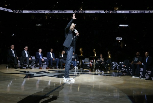 توني باركر نجم كرة السلة الفرنسي المعتزل خلال حفل سحب الرقم 9 من التداول في فريقه السابق سان أنتونيو سبيرز 