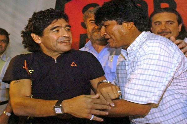 أسطورة كرة القدم الأرجنيتي دييغو مارادونا والرئيس البوليفي السابق إيفو موراليس في صورة تعود إلى 3 تشرين الثاني/نوفمبر 2005