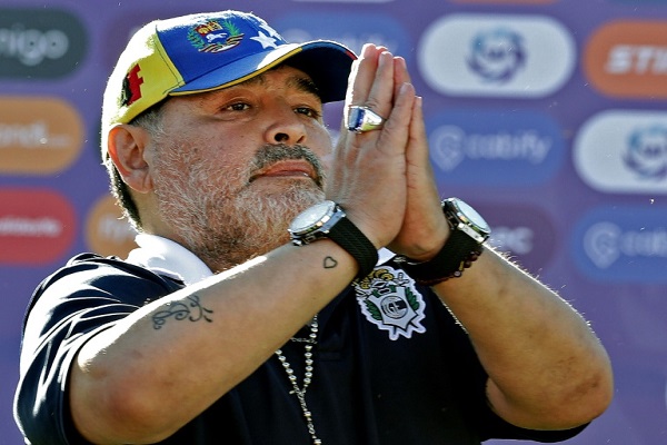 مارادونا يترك منصبه مدربا لخميناسيا لا بلاتا