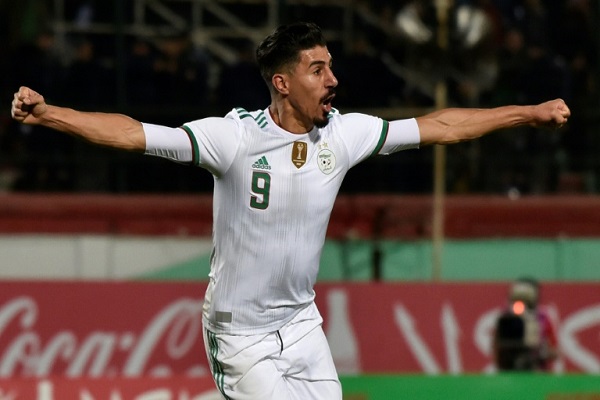 الهداف بغداد بونجاح يحتفل بتسجيل أحد هدفيه للمنتخب الجزائري في مرمى زامبيا ضمن تصفيات كأس أمم إفريقيا 2021 
