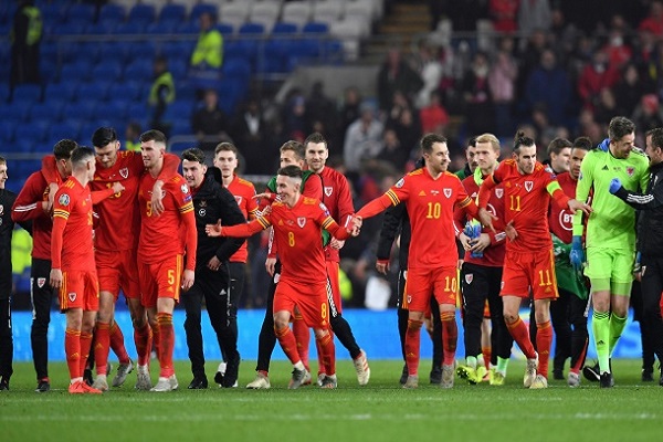 لاعبو ويلز يحتفلون بعد فوزه على المجر وبلوغهم نهائيات كأس اوروبا 2020. 19 تشرين الثاني/نوفمبر 2019