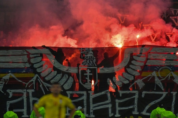 قسم من مدرجات الجماهير الرومانية خلال المباراة أمام االسويد في تصفيات كأس أوروبا