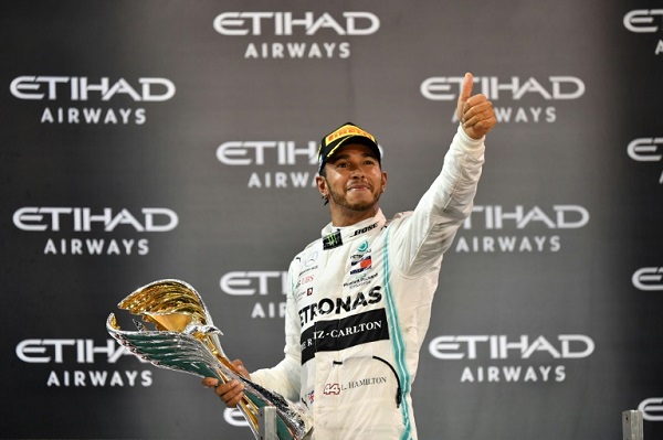 البريطاني لويس هاميلتون سائق فريق مرسيدس يحتفل بتتويجه بطلا لسباق جائزة أبو ظبي الكبر ى 1 كانون الأول/ديسمبر 2019