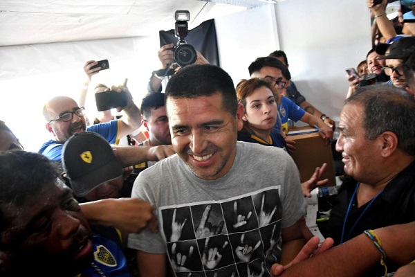 الأرجنتيني خوان رومان ريكيلمي يحتفل بفوزه بمنصب نائب رئيس نادي بوكا جونيورز في الانتخابات 