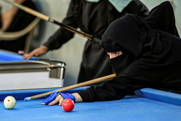 يمنيات في صنعاء يتحدين ظروف الحرب للعب البلياردو