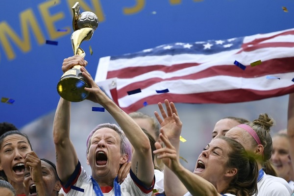 قائدة منتخب الولايات المتحدة ميغان رابينو ترفع كأس العالم للسيدات لكرة القدم بعد فوز منتخب بلادها في النهائي أمام هولندا 