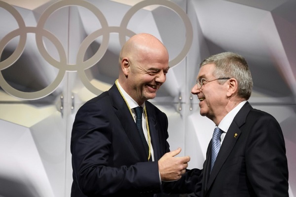 رئيس اللجنة الأولمبية الدولية توماس باخ يصافح جاني إنفانتينو ب